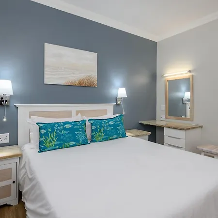 Margate Beach Club Room photo